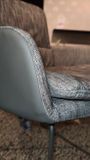 S700 pohodlná jedálenská stolička s podrúčkami kovová lyžinová podnož